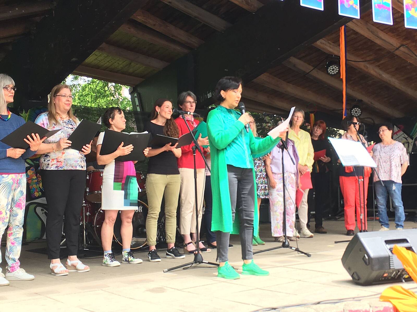 Internationaler Frauenchor der vhs Rottenburg singt auf der Bühne im Schänzle