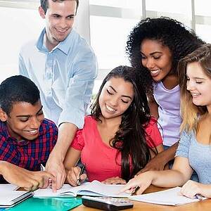 Erwachsene Sprachschüler im Unterricht