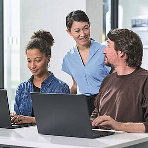 Teilnehmende im EDV-Kurs