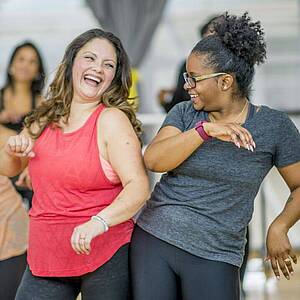 Frauen tanzen mit Freude