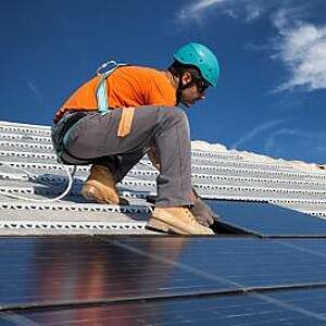 PV-Anlage wird auf ein Dach montiert
