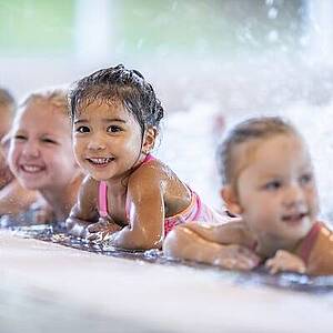 Kinder im Schwimmbad