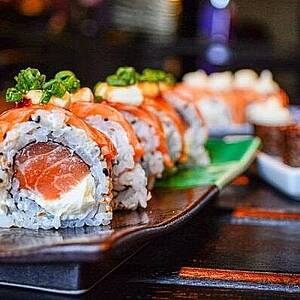 Detail Sushi-Rolle mit Lachs