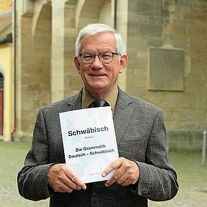 Porträt Albrecht Fetzer mit seinem Buch