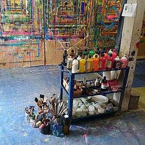 Blick in ein Künstleratelier mit Farben und Pinseln