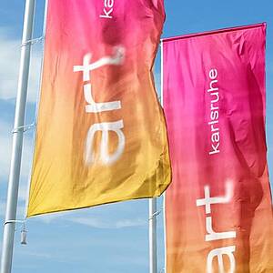 Fahnen der artKarlsruhe 2026 in pink und gelb