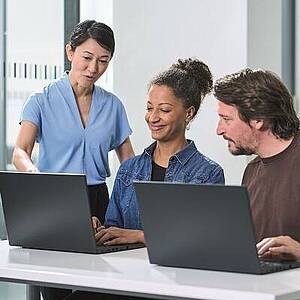 Teilnehmer*innen eines Computerkurses