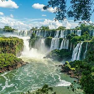 Gigantischer Wasserfall