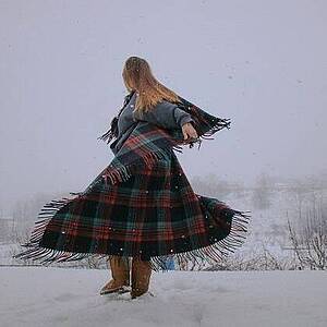 Frau tanzt im Schnee Frau tanzt im Schnee