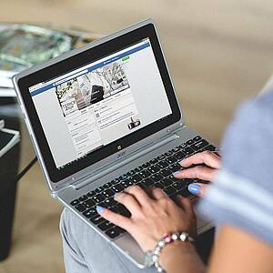 Jemand tippt auf notebook