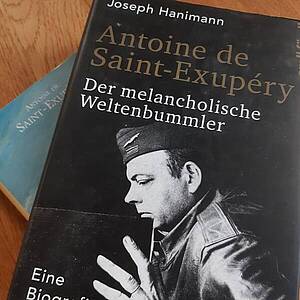 Bücherstapel A. de St.-Exupery