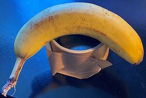Banane und eine Rolle Klebeband