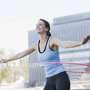Frau mit Hula Hoop Reifen Frau mit Hula Hoop Reifen