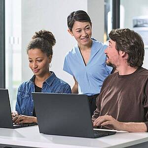 Kleine Arbeitsgruppe im Computerkurs