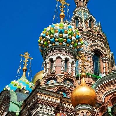 Kirche in Russland mit bunten Türmen