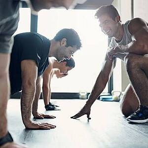 Männer im Fitnesskurs