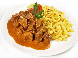 Teller mit Goulasch und Spätzle Teller mit Goulasch und Spätzle