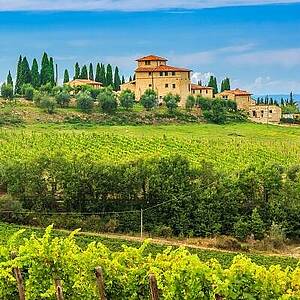 Sommerlich sonnige italienische Landschaft
