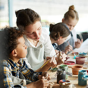 Foto zeigt Kinder, die mit Ton gestalten 