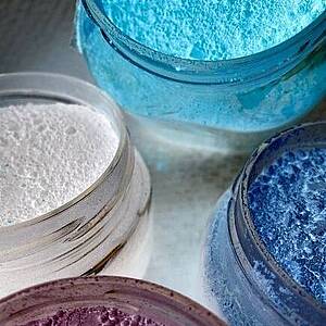 Detail Farbpigmente in Blau und Violett