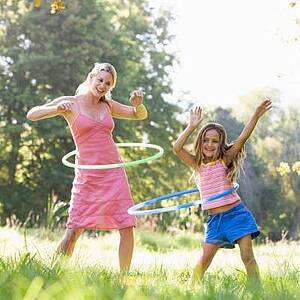 Mutter und Tochter beim Hulahoop