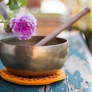 Klangschale mit Blüte