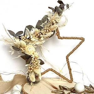 Foto Trockenblumenstern mit Adventsdeko