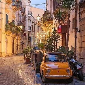 Ansicht einer kleinen italienischen Gasse mit gelbem Cinquecento