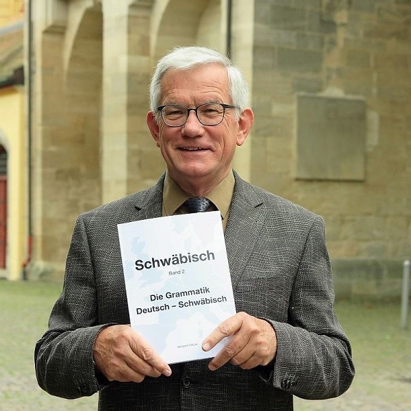 Porträt Albrecht Fetzer mit seinem Buch